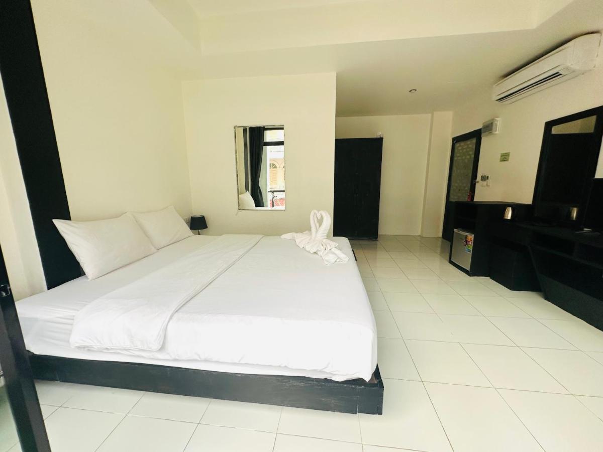 Beachwalk Hotel Patong Exterior photo