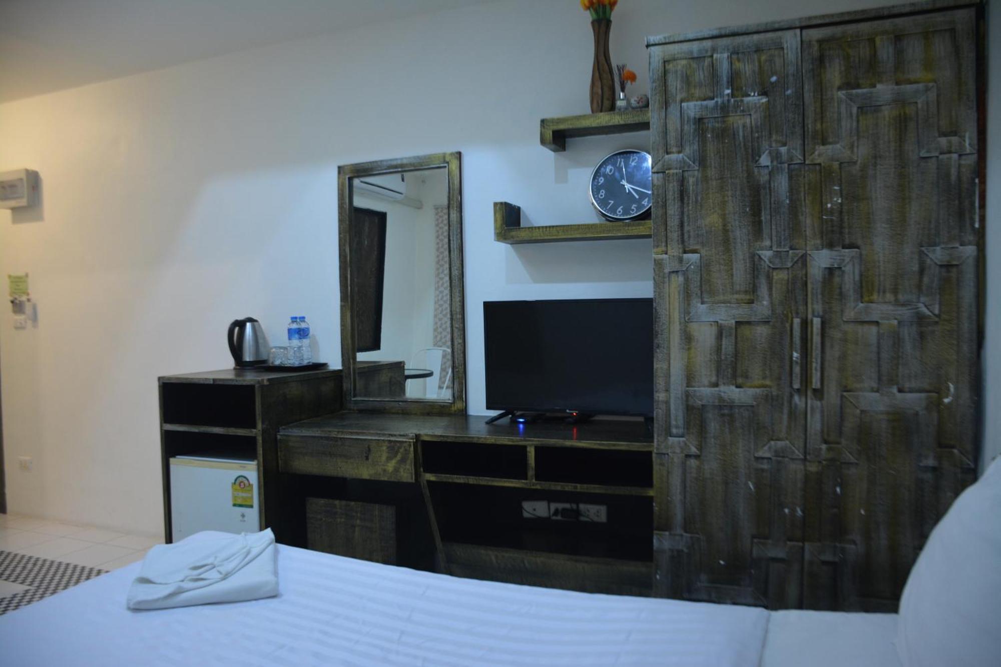 Beachwalk Hotel Patong Exterior photo