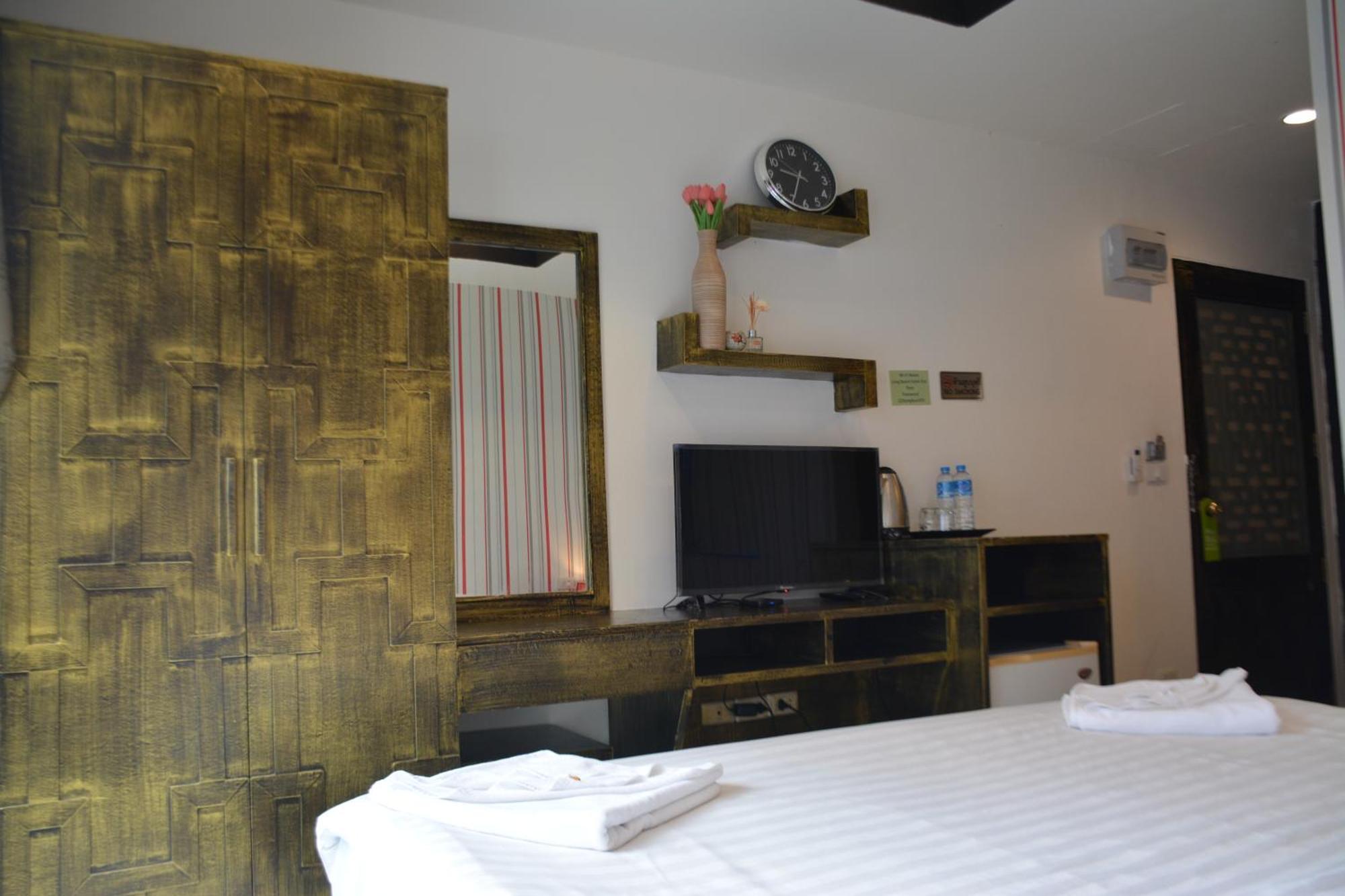 Beachwalk Hotel Patong Exterior photo