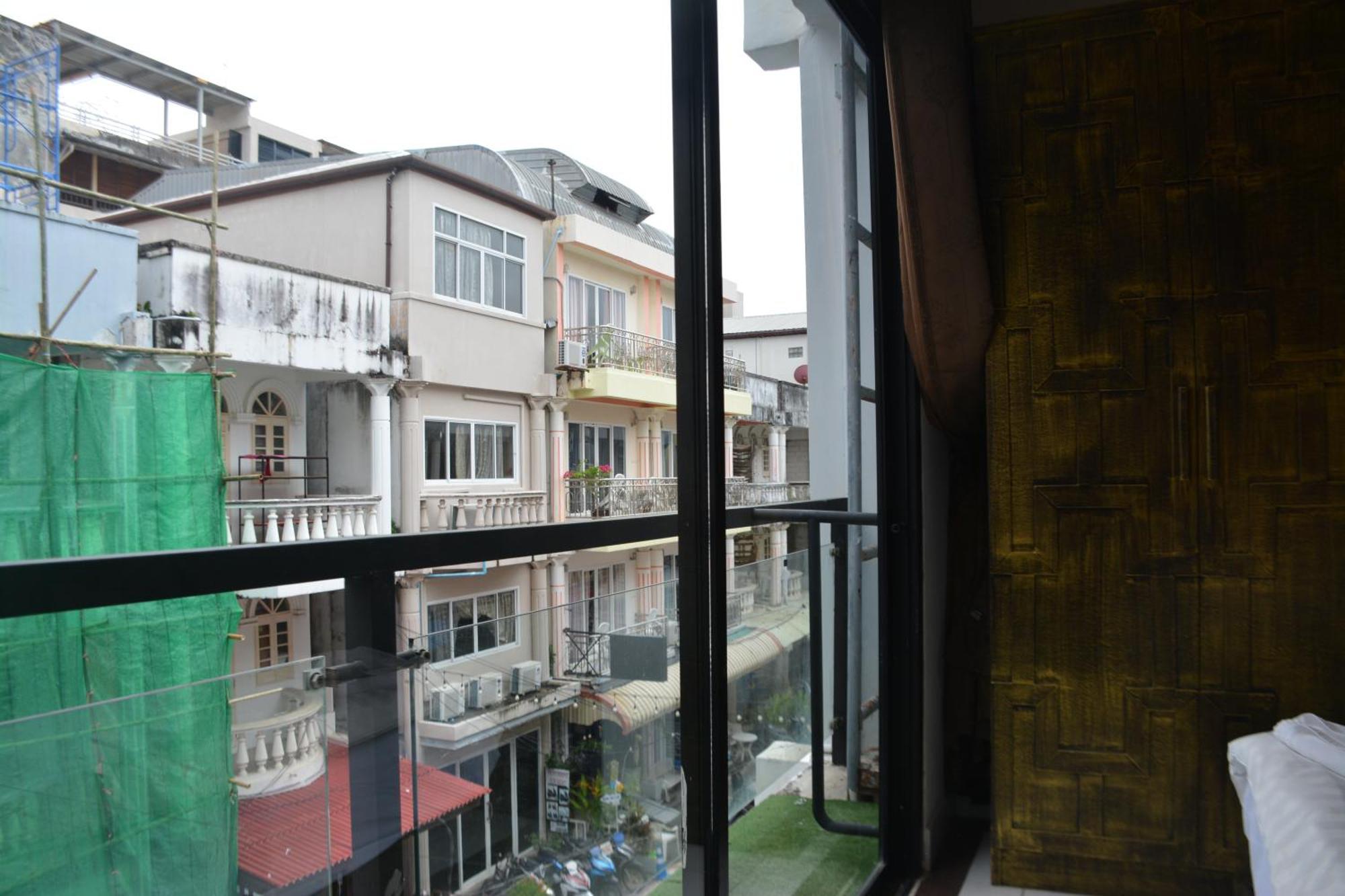 Beachwalk Hotel Patong Exterior photo